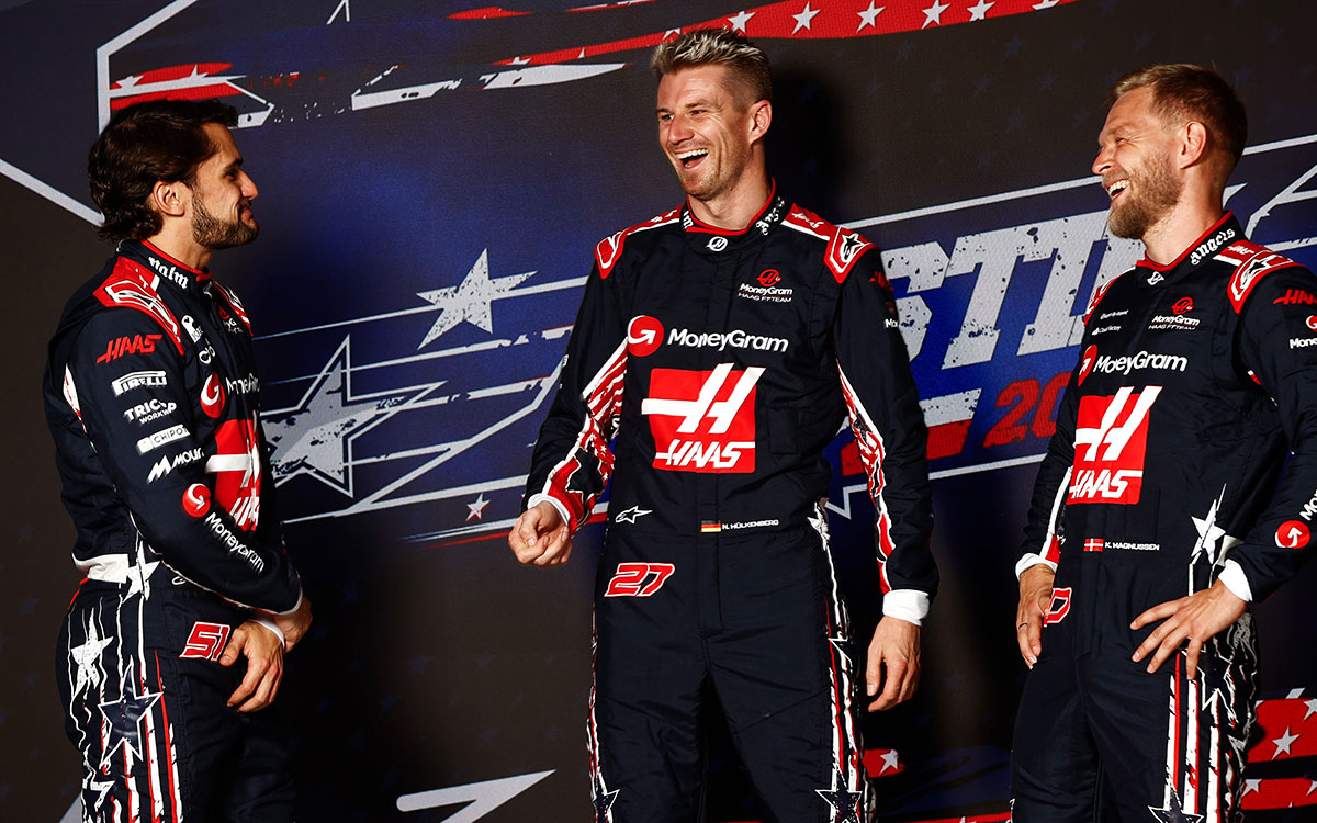 2023年10月22日にサーキット・オブ・ジ・アメリカズ（COTA）で行われるF1アメリカGP用のスペシャルレーシングスーツを着用するハースのケビン・マグヌッセンとニコ・ヒュルケンベルグとピエトロ・フィッティパルディ (2)