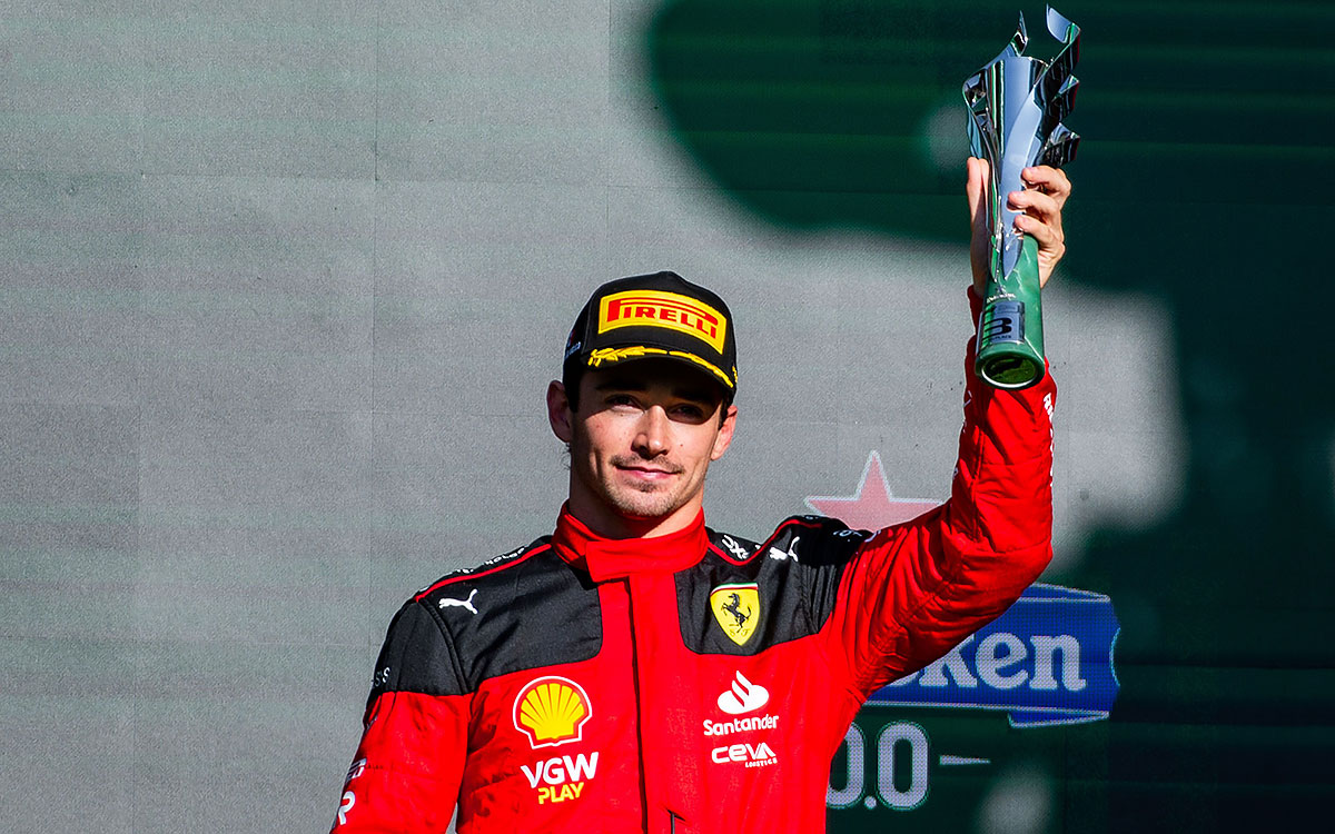表彰台の上で3位トロフィーを掲げるシャルル・ルクレール（フェラーリ）、2023年10月29日F1メキシコGP