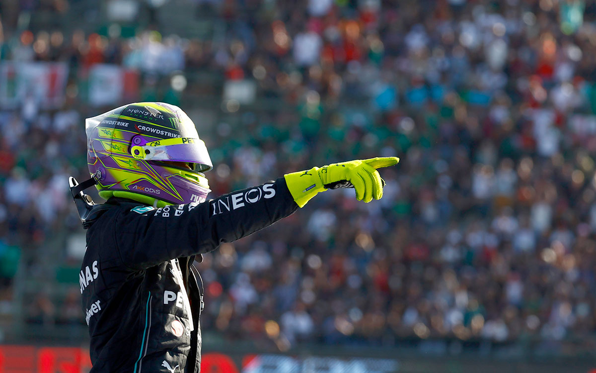 2位フィニッシュを飾ってファンの声援に応えるルイス・ハミルトン（メルセデス）、2023年10月29日F1メキシコGP決勝レース