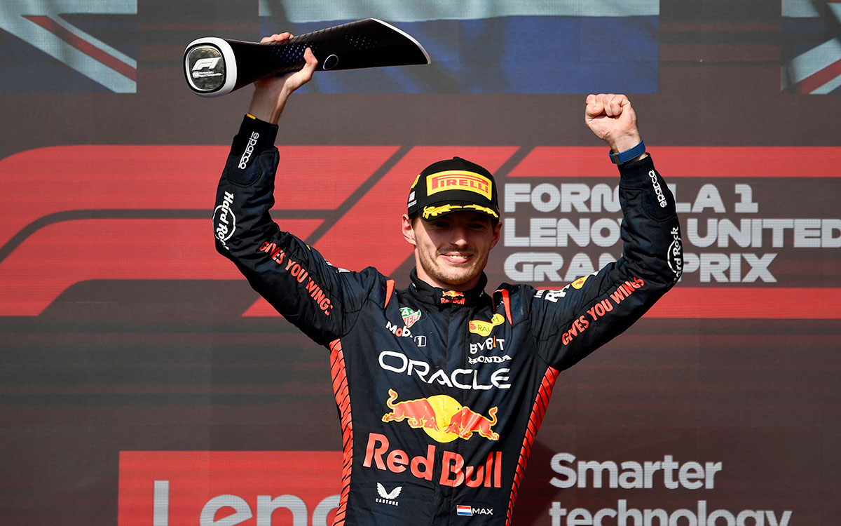 優勝トロフィーを手に表彰台の上で喜ぶマックス・フェルスタッペン（レッドブル・レーシング）、2023年10月22日(日) F1アメリカGP（サーキット・オブ・ジ・アメリカズ）