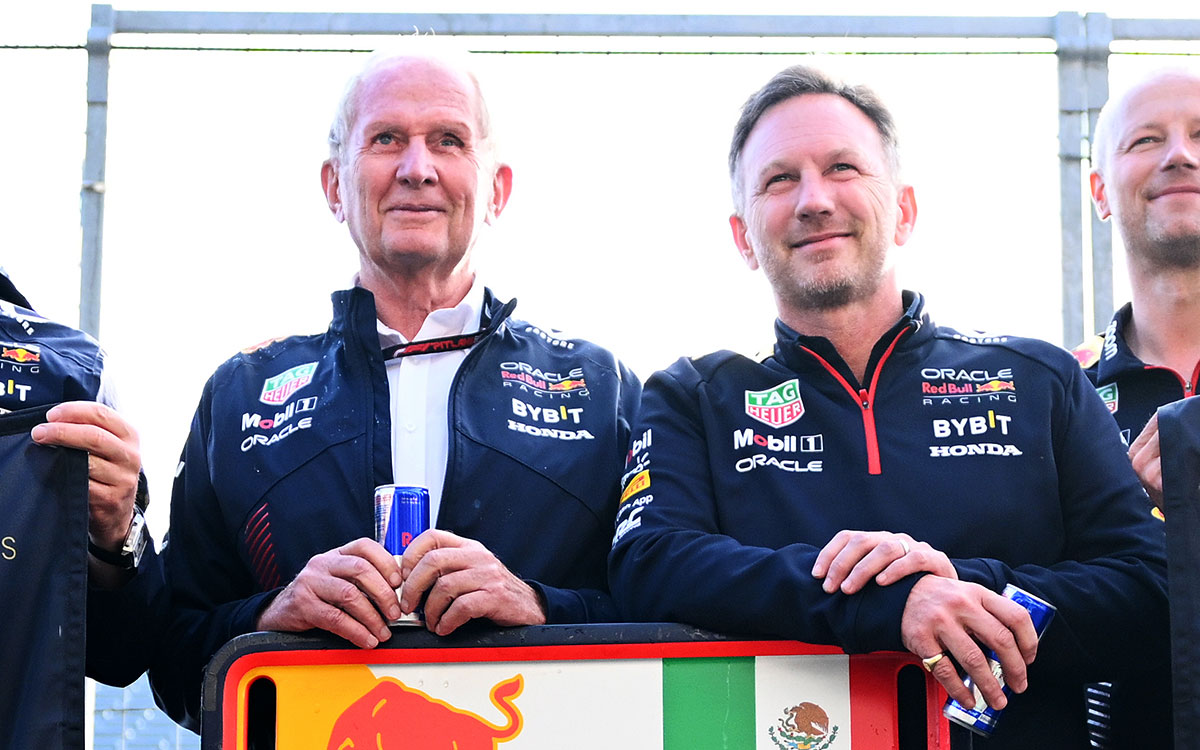 写真撮影に臨むレッドブル・レーシングのモータースポーツ・アドバイザーを務めるヘルムート・マルコとクリスチャン・ホーナー代表、2023年6月18日F1カナダGP