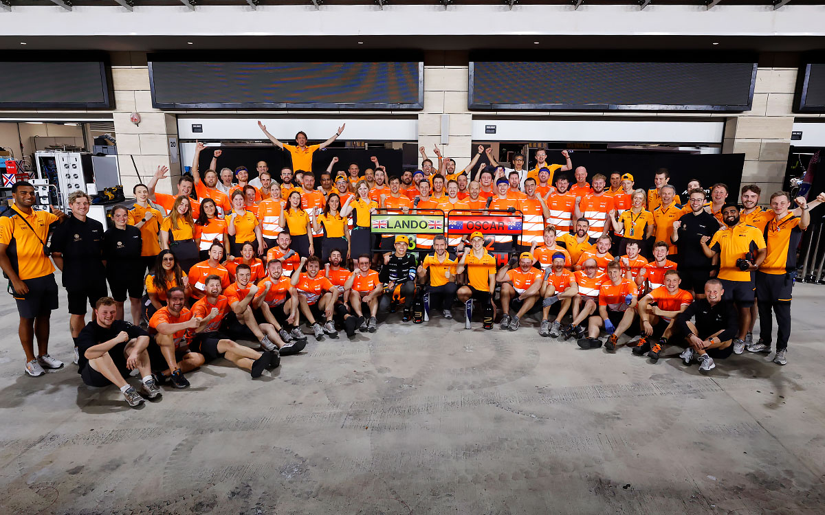 ガレージの前でオスカー・ピアストリとランド・ノリスの2-3フィニッシュを祝うマクラーレンF1チーム、2023年10月8日F1カタールGP