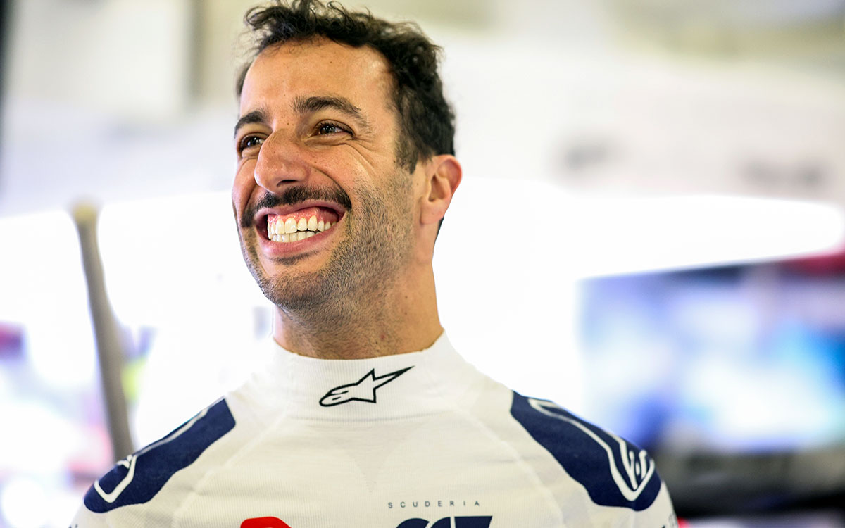 ガレージで笑顔を見せるダニエル・リカルド（スクーデリア・アルファタウリ）、2023年10月27日(金) F1メキシコGP（エルマノス・ロドリゲス・サーキット）