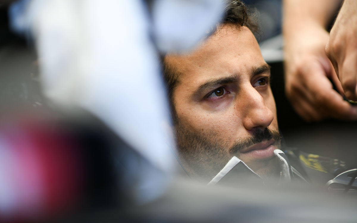 ガレージ内で準備をするダニエル・リカルド（スクーデリア・アルファタウリ）、2023年10月28日(土) F1メキシコGP予選（エルマノス・ロドリゲス・サーキット）