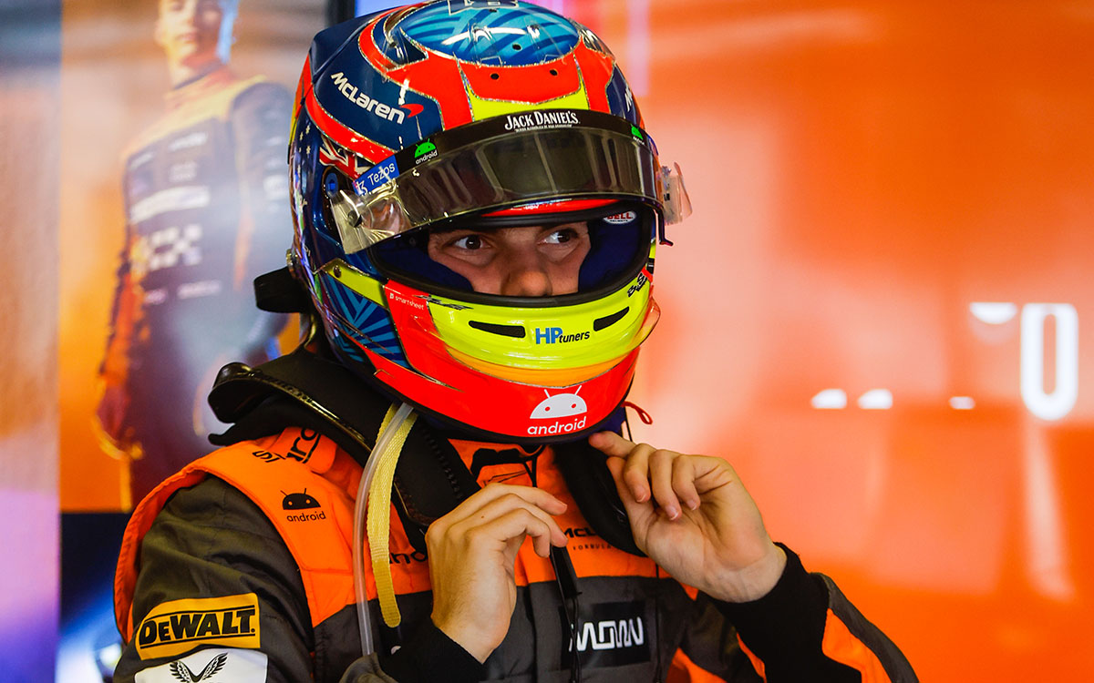 セッションに向けてガレージ内でヘルメットを被るオスカー・ピアストリ（マクラーレン）、2023年10月28日F1メキシコGP