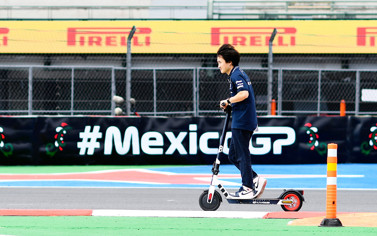 キックボードでエルマノス・ロドリゲス・サーキットを周る角田裕毅（スクーデリア・アルファタウリ）、2023年10月26日(木) F1メキシコGP