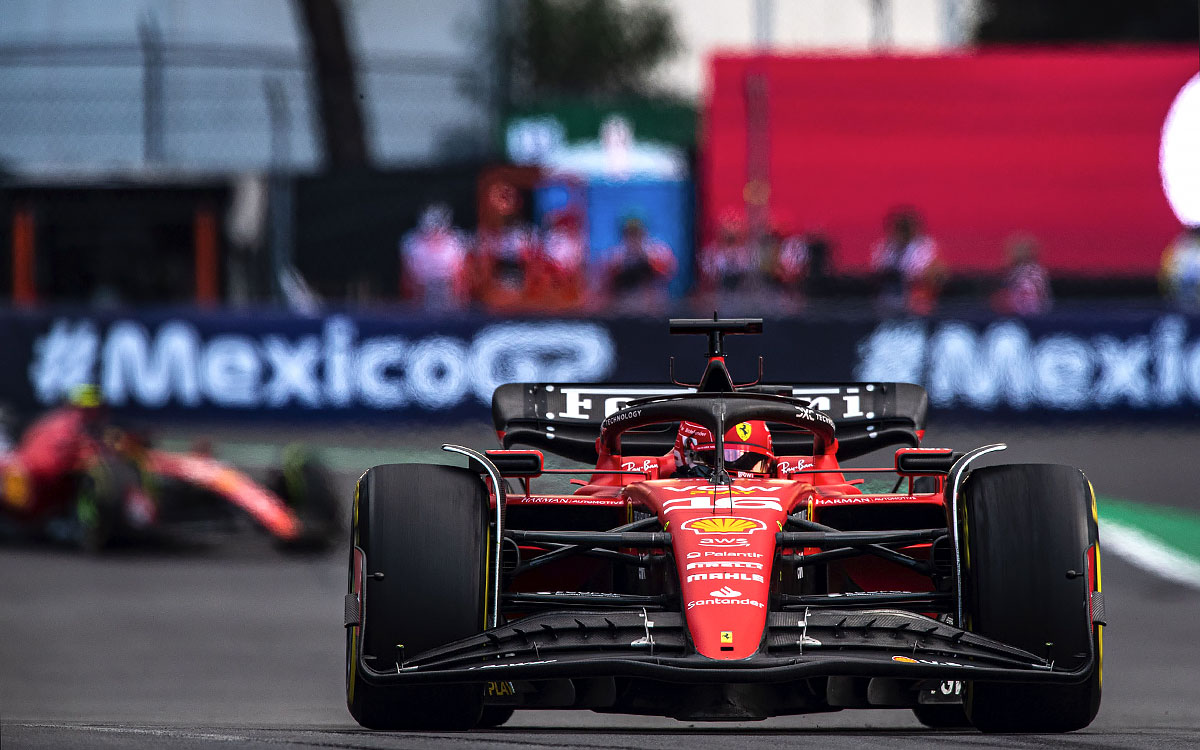 エルマノス・ロドリゲス・サーキットを周回するフェラーリのシャルル・ルクレールとカルロス・サインツ、2023年10月27日F1メキシコGP