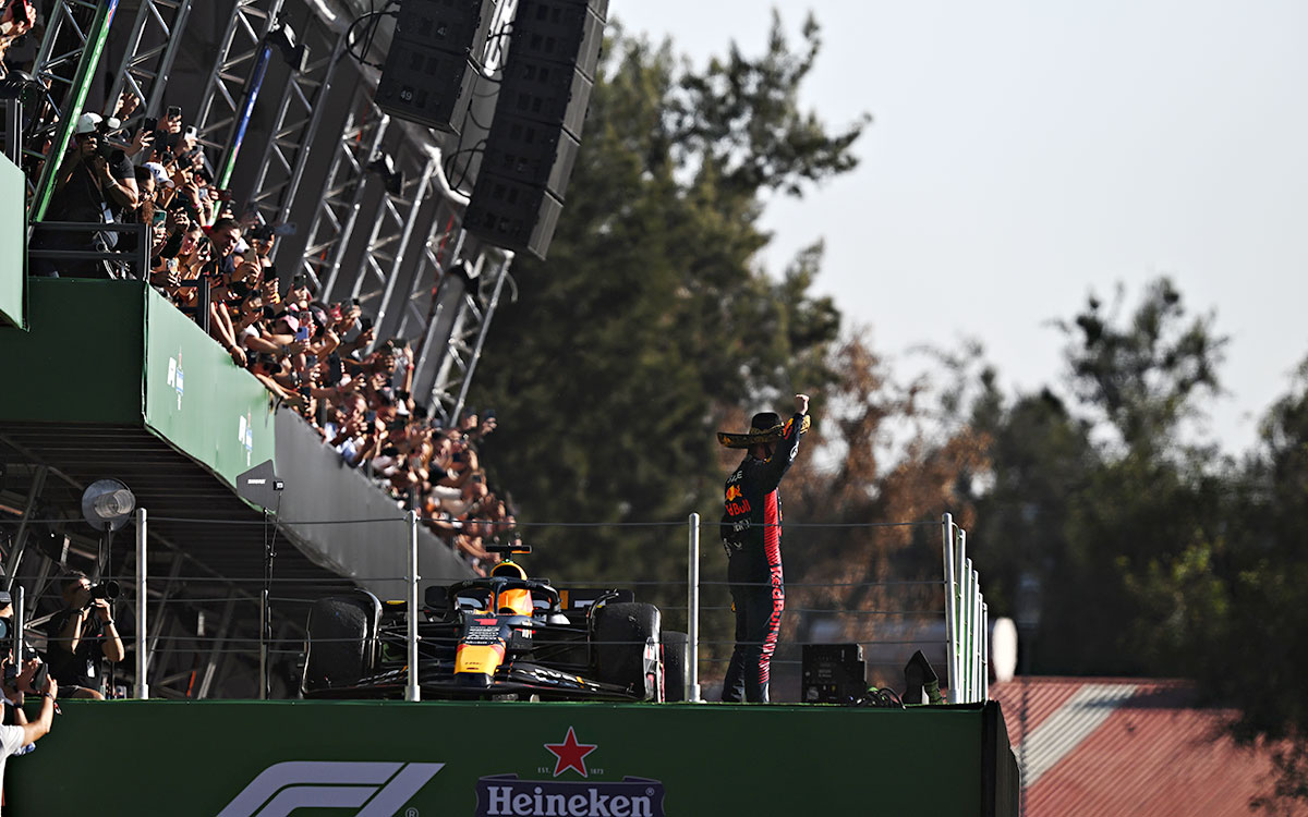 愛車と共に表彰台に上がった優勝者のマックス・フェルスタッペン（レッドブル）、2023年10月29日F1メキシコGP決勝レース