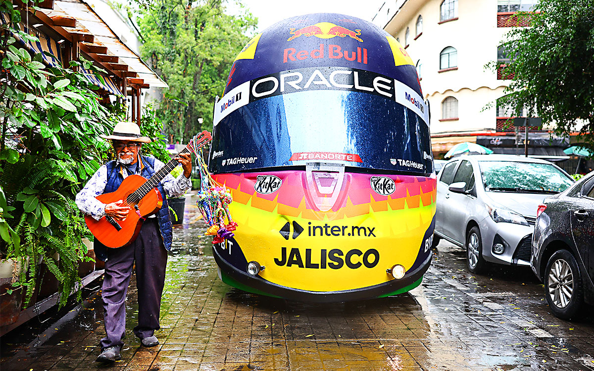 メキシコシティ周辺を走行するセルジオ・ペレスのヘルメット型にデザインされたバギー-2023年10月25日F1メキシコGP