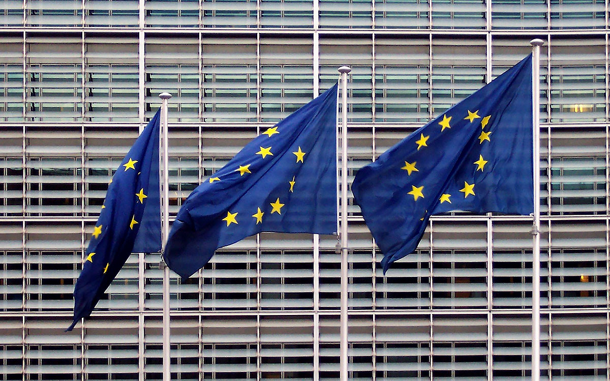 ベルギー・ブリュッセルの欧州委員会本部ビル前に掲げられた欧州連合（EU）旗、2018年9月16日