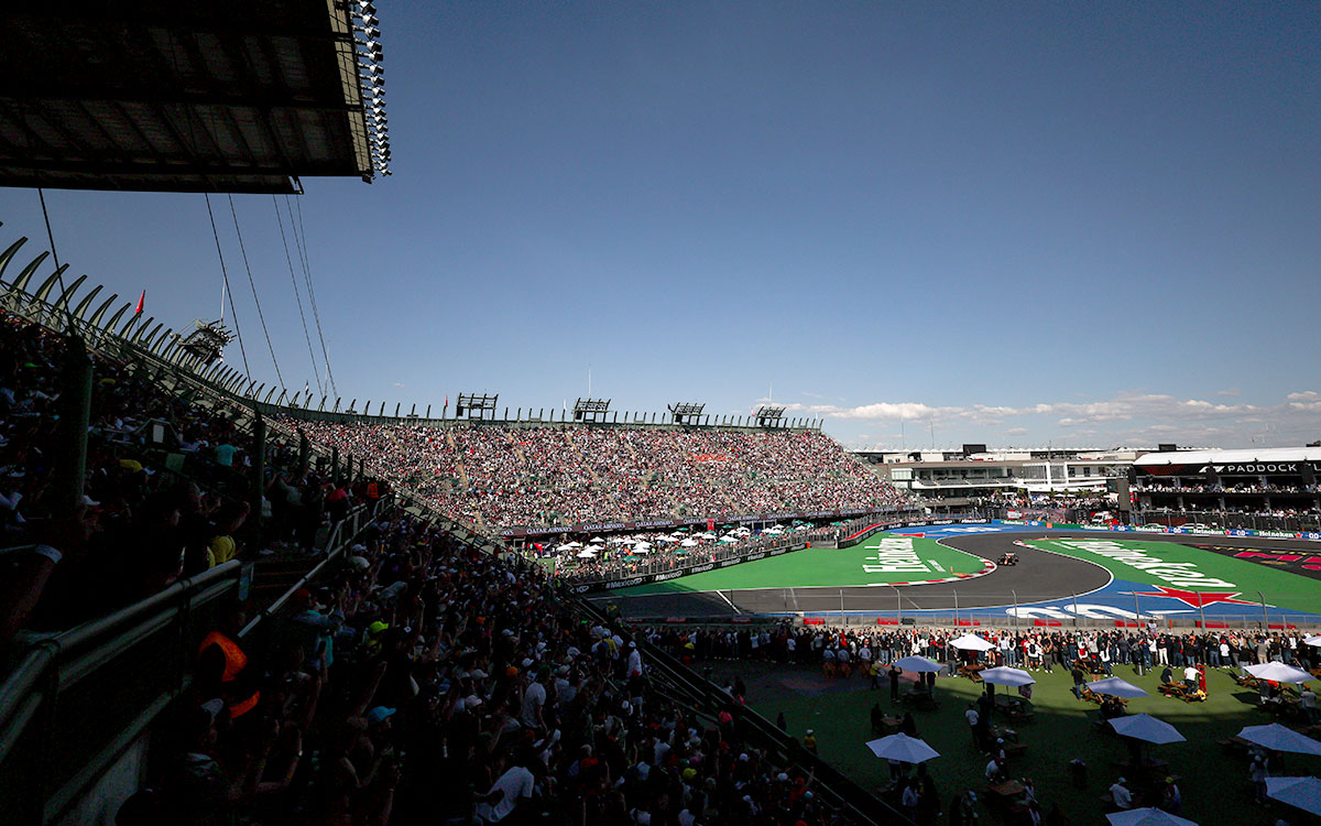 エルマノス・ロドリゲス・サーキットのスタジアムセクションでドライバーの予選走行を見守る観客、2023年10月28日F1メキシコGP