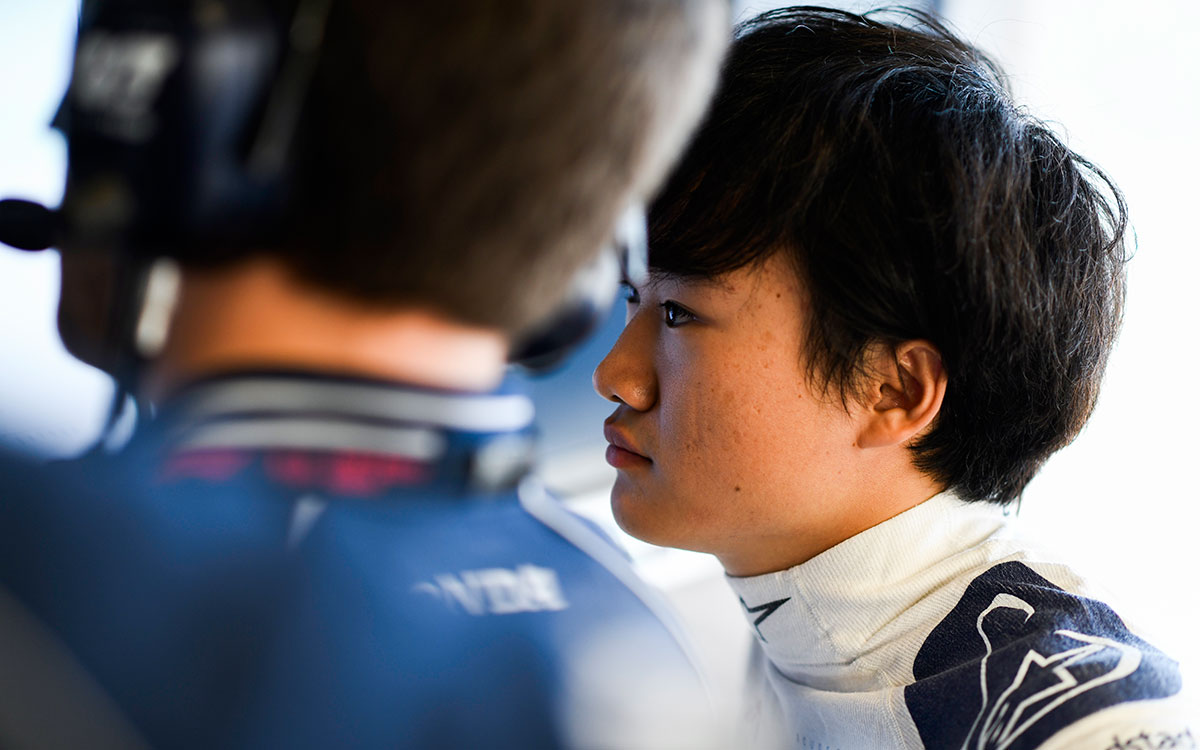 ガレージ内でモニターを見つめる角田裕毅（アルファタウリ）、2023年10月21日F1アメリカGP
