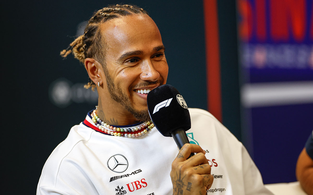 ドライバーズ会見で笑顔を見せるルイス・ハミルトン（メルセデス）、2023年10月19日F1アメリカGP