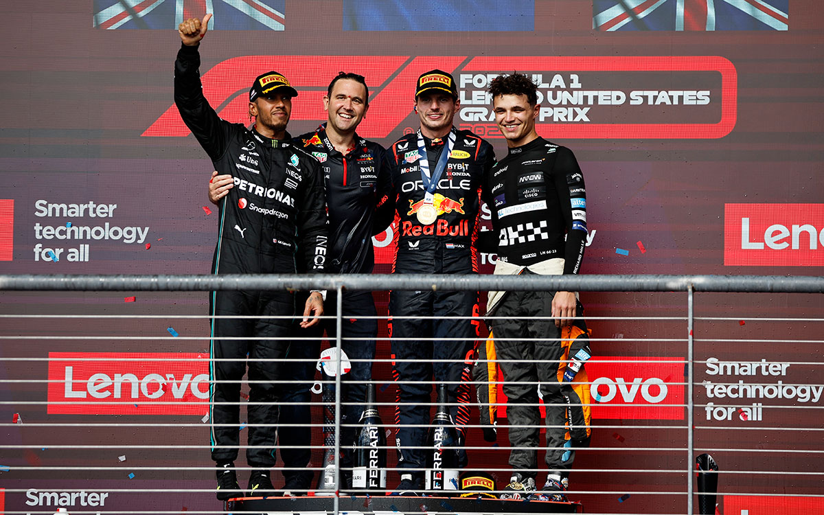サーキット・オブ・ジ・アメリカズ（COTA）の表彰台に上がった2位ルイス・ハミルトン（メルセデス）、レッドブルのジョン・ハモンドと優勝したマックス・フェルスタッペン、3位ランド・ノリス（マクラーレン）、2023年10月22日F1アメリカGP決勝レース