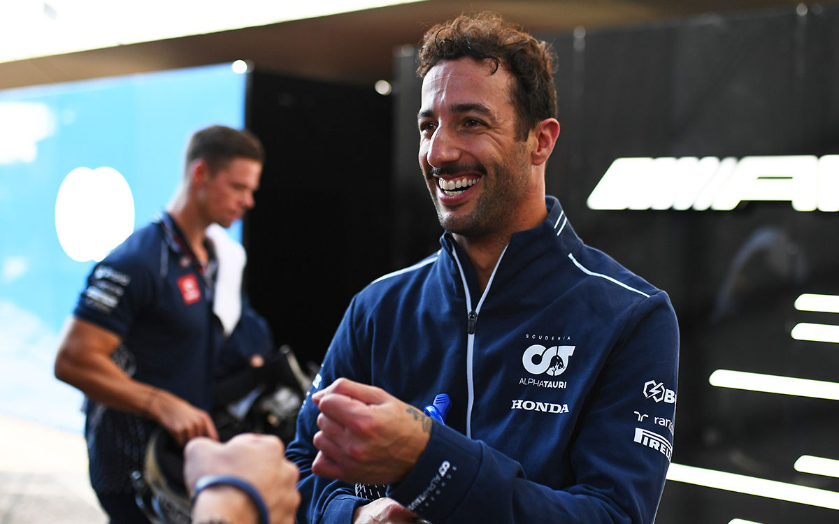 予選4番手を経てパドックで笑顔を浮かべるダニエル・リカルド（スクーデリア・アルファタウリ）、2023年10月28日(土) F1メキシコGP（エルマノス・ロドリゲス・サーキット）