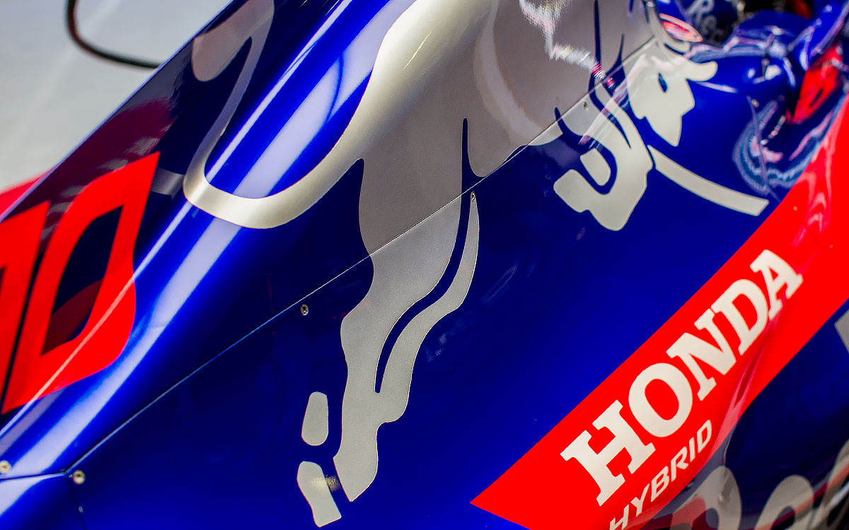 スクーデリア・トロ・ロッソのガレージに置かれたピエール・ガスリーの10号車STR13のエンジンカバーに掲載されたホンダのロゴ、2018年2月27日(火) F1プレシーズンテスト2日目（カタロニア・サーキット）​​