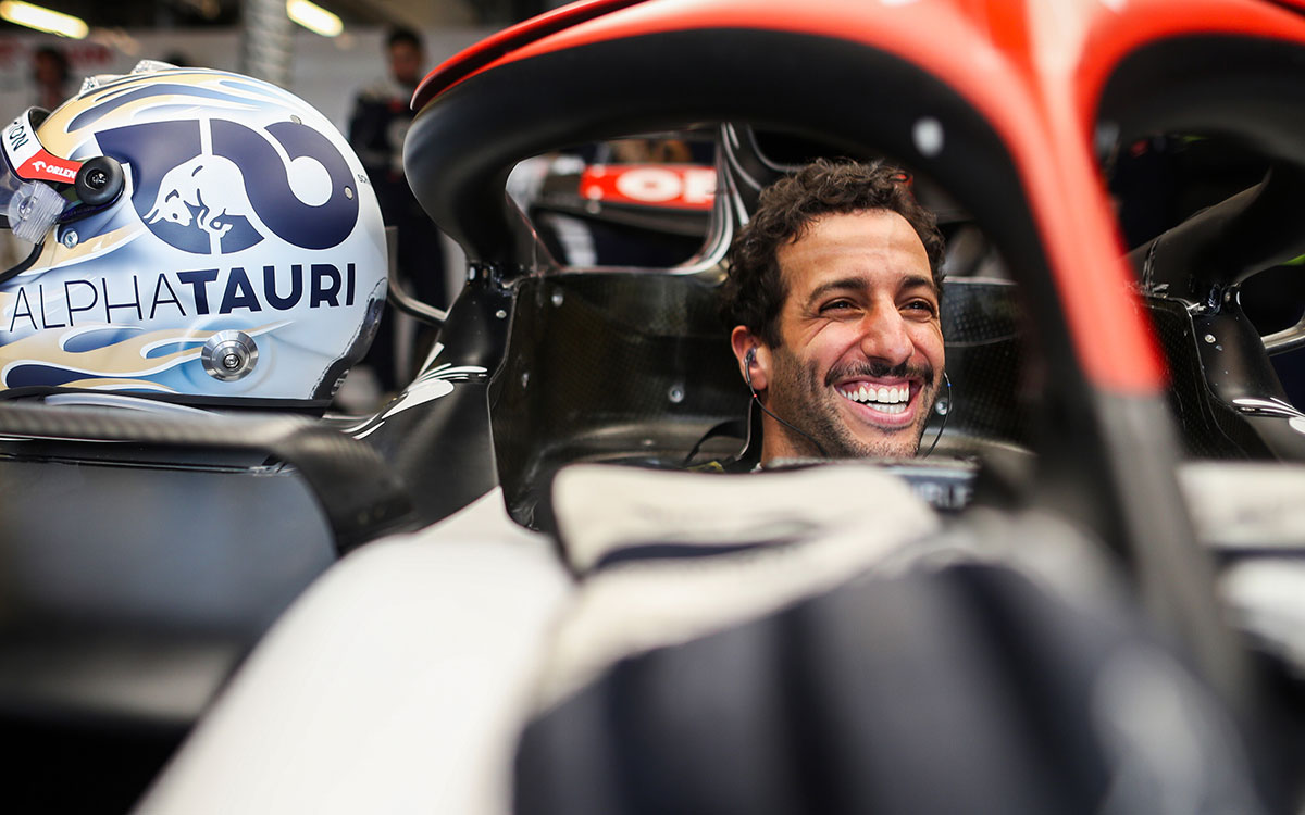 ガレージ内でクルマに乗り込み笑顔を見せるダニエル・リカルド（アルファタウリ）、2023年11月24日(金) F1アブダビGP（ヤス・マリーナ・サーキット）​​