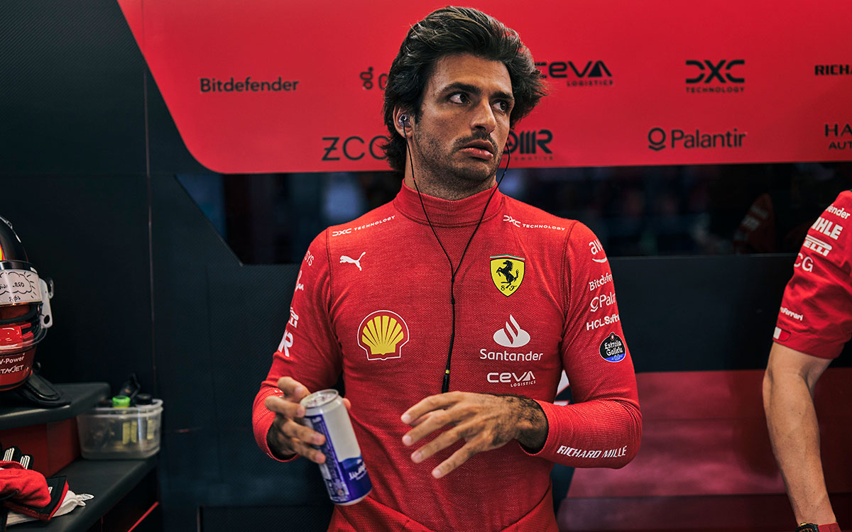 ガレージ内で飲料を手に取るカルロス・サインツ（フェラーリ）、2023年11月24日F1アブダビGPフリー走行
