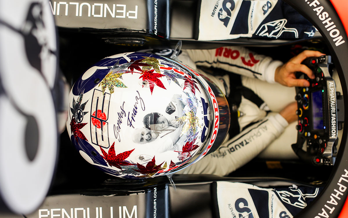 引退レースのフランツ・トスト代表に捧げるスペシャルヘルメットを被ってクルマに乗り込む角田裕毅（アルファタウリ）、2023年11月24日F1アブダビGP