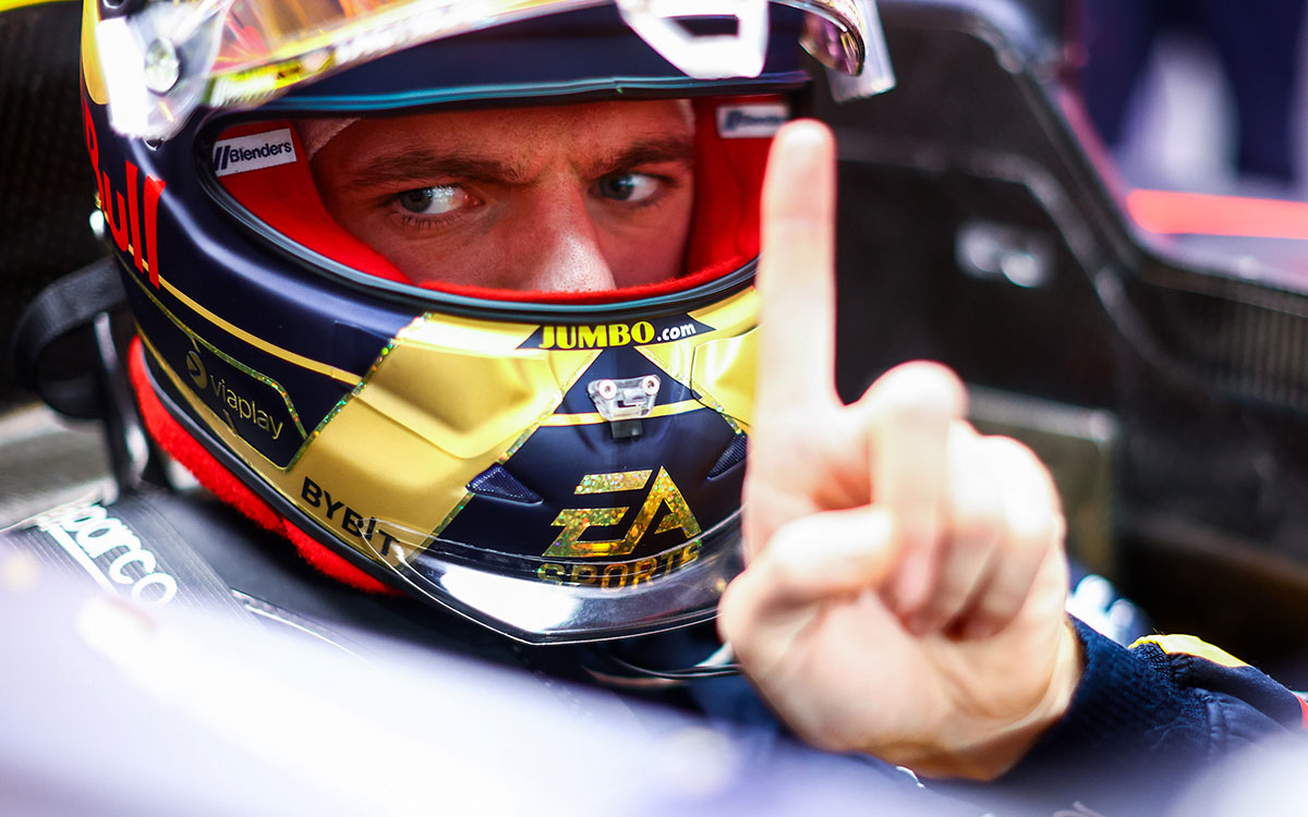 ガレージでクルマに乗り込み人差し指を立てるマックス・フェルスタッペン（レッドブル・レーシング）、2023年11月24日(金) F1アブダビGP（ヤス・マリーナ・サーキット）