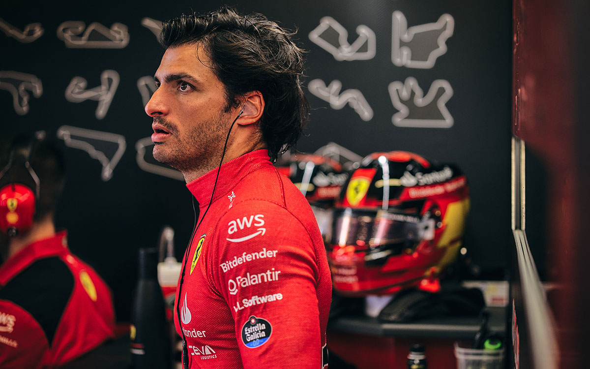 ガレージに立つカルロス・サインツ（フェラーリ）、2023年11月25日F1アブダビGP