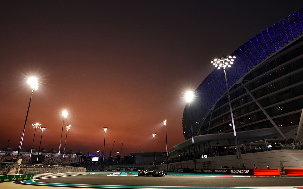 夕暮れ時のヤス・マリーナ・サーキットを走行するバルテリ・ボッタス（アルファロメオ）、2023年11月24日(金) F1アブダビGP FP2