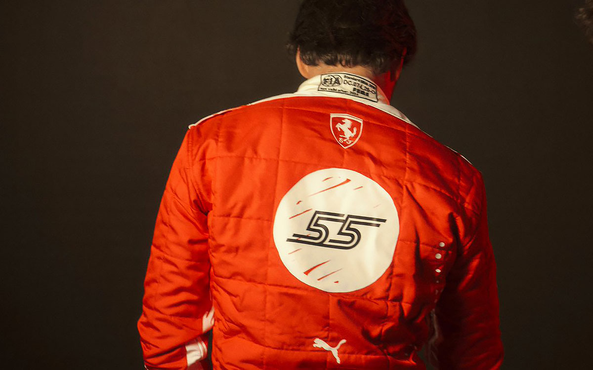 2023年F1ラスベガスGP仕様のスペシャル・レーシングスーツを着用するカルロス・サインツ (1)