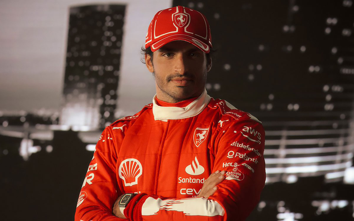 2023年F1ラスベガスGP仕様のスペシャル・レーシングスーツを着用するカルロス・サインツ (2)