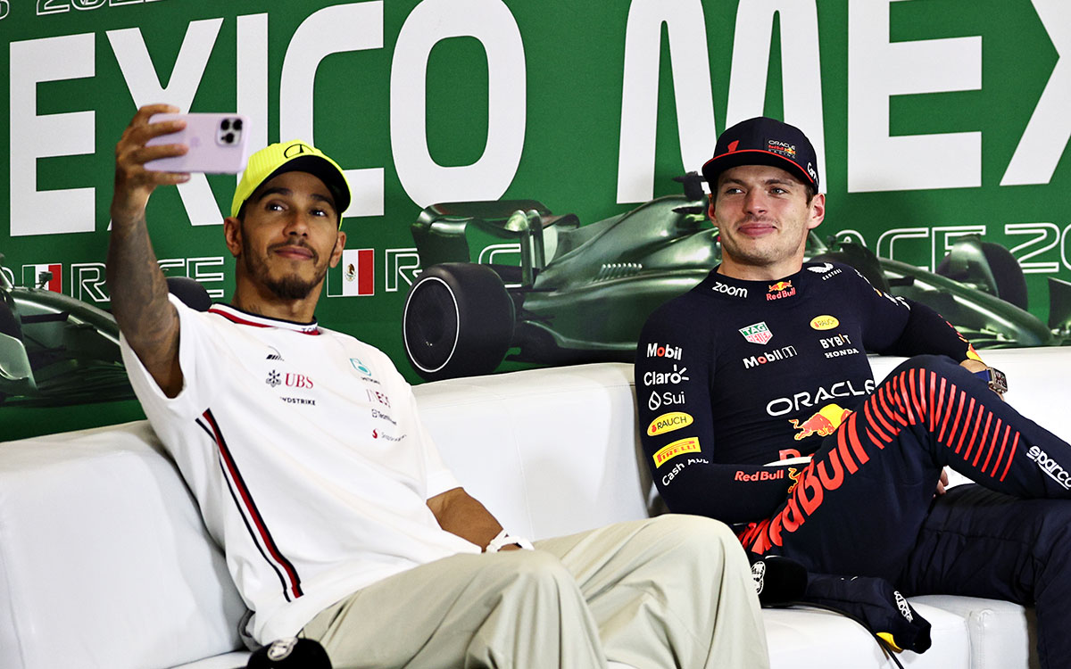 レース後の記者会見で自撮りする2位のルイス・ハミルトン（メルセデス）、優勝のマックス・フェルスタッペン（レッドブル）、2023年10月29日(日) F1メキシコGP（エルマノス・ロドリゲス・サーキット）​​
