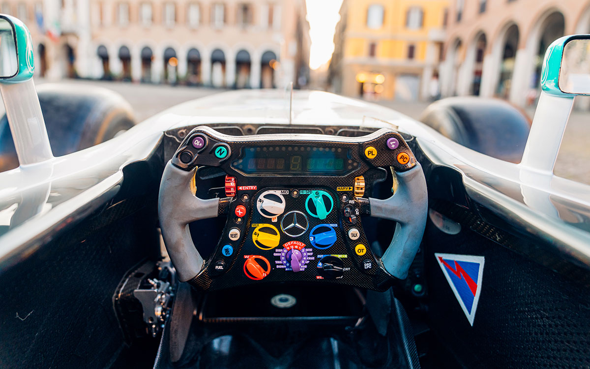 ルイス・ハミルトンが2013年にドライブしたメルセデスF1マシン「W04-04」のコックピットとステアリング