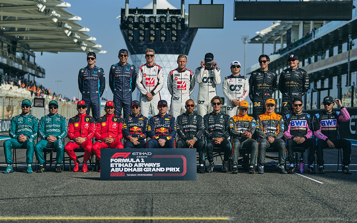 F1アブダビGPの決勝レースを前に行われたシーズン最終戦恒例のドライバー集合写真撮影の様子、2023年11月26日ヤス・マリーナ・サーキット