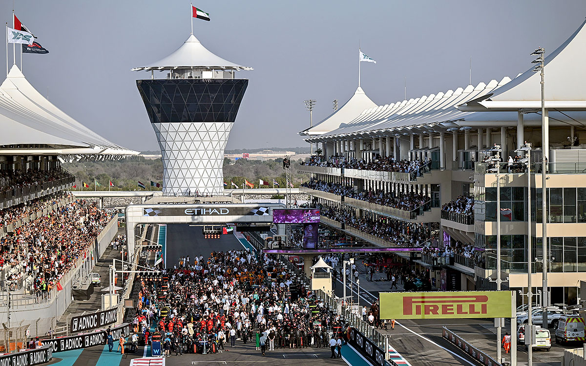 F1アブダビGPの決勝レースを直前に控えたヤス・マリーナ・サーキットのグリッドの様子、2023年11月26日(日)