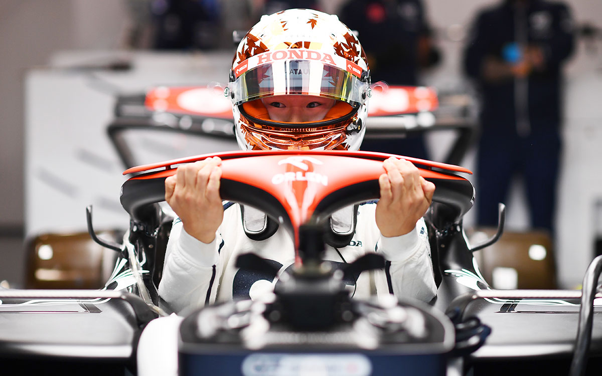セッションに向けてガレージ内で車に乗り込む角田裕毅（アルファタウリ）、2023年11月16日F1ラスベガスGP