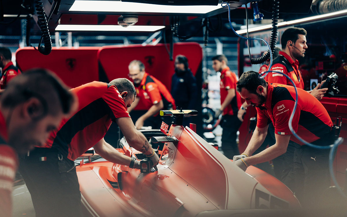 カルロス・サインツのクルマを修復するスクーデリア・フェラーリのメカニック、2023年11月17日F1ラスベガスGP