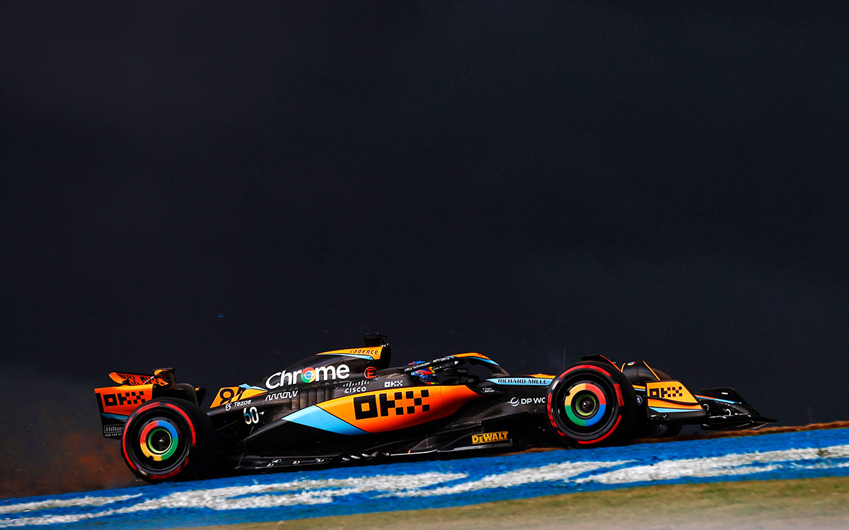 真っ黒な雲に覆われたインテルラゴス・サーキットを走るオスカー・ピアストリ（マクラーレン）、2023年11月3日F1サンパウロGP予選