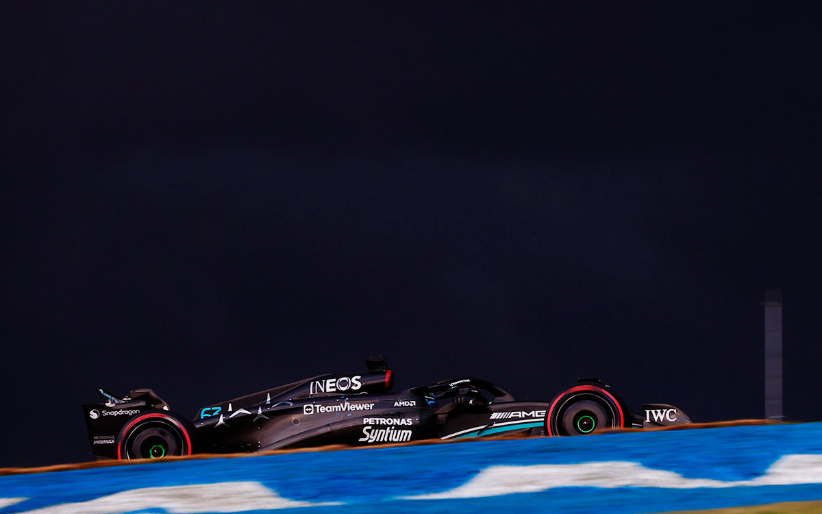 真っ黒な雲に覆われたインテルラゴス・サーキットを走るジョージ・ラッセル（メルセデス）、2023年11月3日F1サンパウロGP予選