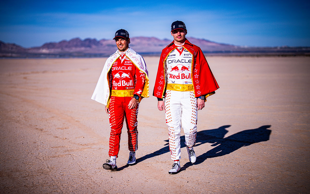 エルヴィス・プレスリーにインスピレーションを得たF1ラスベガスGP用のレーシングスーツを着用するレッドブルのマックス・フェルスタッペンとセルジオ・ペレス (3)