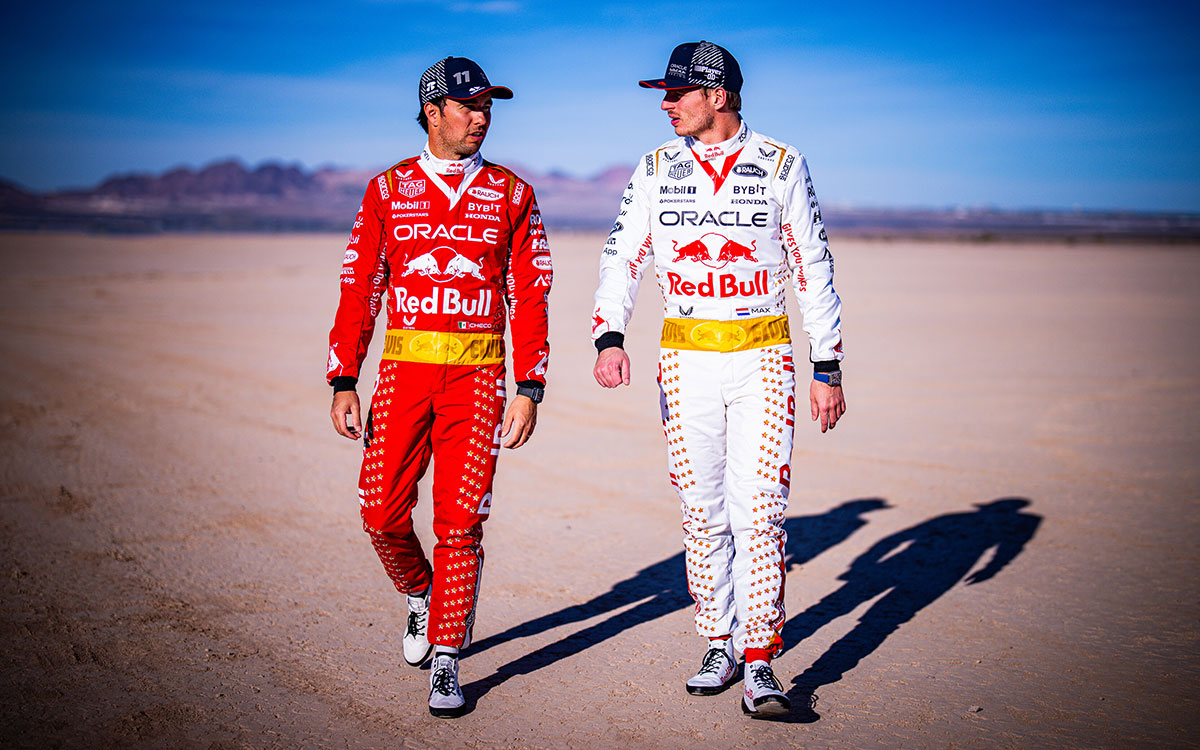 エルヴィス・プレスリーにインスピレーションを得たF1ラスベガスGP用のレーシングスーツを着用するレッドブルのマックス・フェルスタッペンとセルジオ・ペレス (4)
