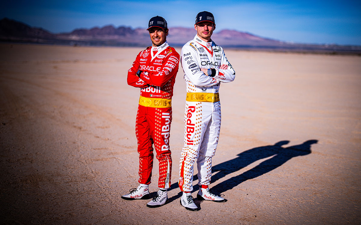 エルヴィス・プレスリーにインスピレーションを得たF1ラスベガスGP用のレーシングスーツを着用するレッドブルのマックス・フェルスタッペンとセルジオ・ペレス (1)