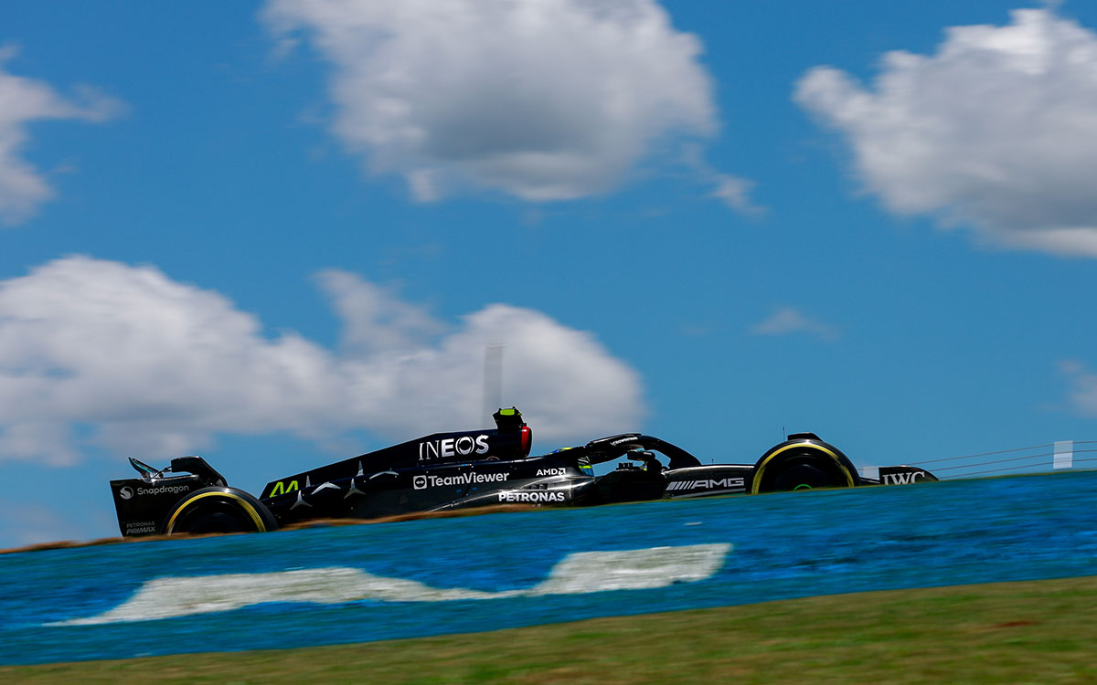 インテルラゴス・サーキットを周回するルイス・ハミルトン（メルセデス）、2023年11月4日F1サンパウロGPシュートアウトにて