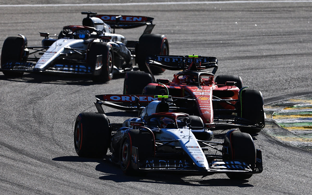 カルロス・サインツ（フェラーリ）とチームメイトのダニエル・リカルドをリードする角田裕毅（アルファタウリ）、2023年11月4日F1サンパウロGPスプリント