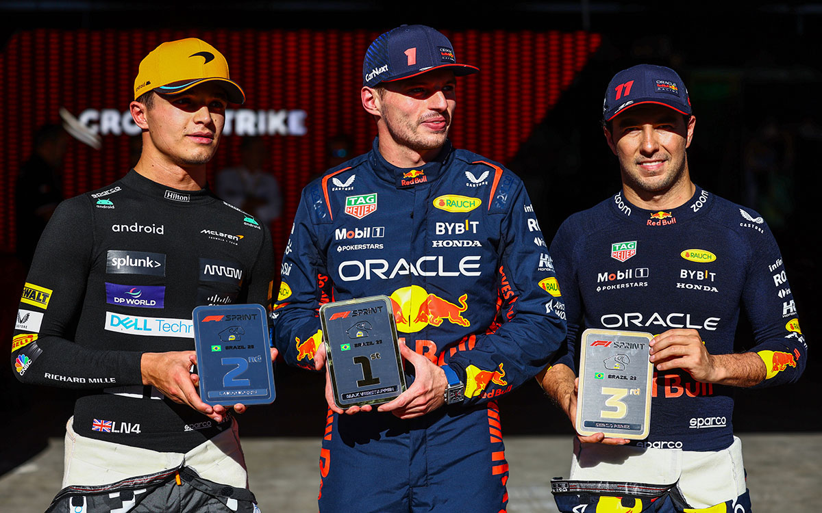 勝者マックス・フェルスタッペン（レッドブル）、2位ランド・ノリス（マクラーレン）、3位セルジオ・ペレス（レッドブル）、2023年11月4日F1サンパウロGPスプリント後のパルクフェルメにて