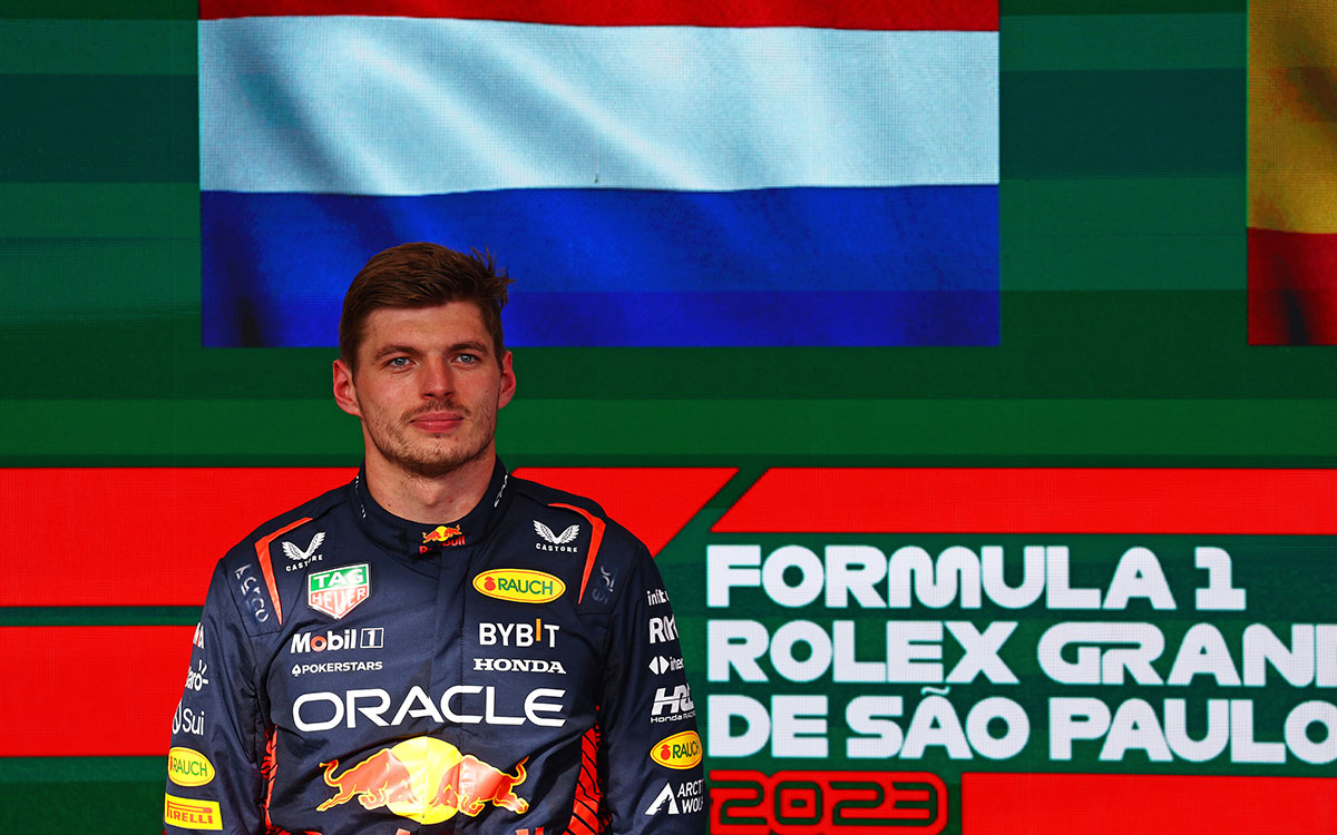 表彰台セレモニーに参加する勝者マックス・フェルスタッペン（レッドブル・レーシング）、2023年11月5日(日) F1ブラジルGP（インテルラゴス・サーキット）