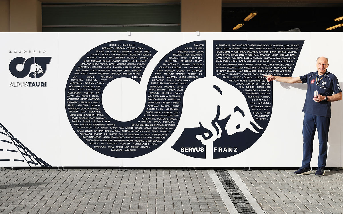 チーム代表としての最後のレースに向けて感謝のメッセージが書かれた壁の隣の前に立つアルファタウリのフランツ・トスト代表、2023年11月23日(木) F1アブダビGP（ヤス・マリーナ・サーキット）​​​​​​。