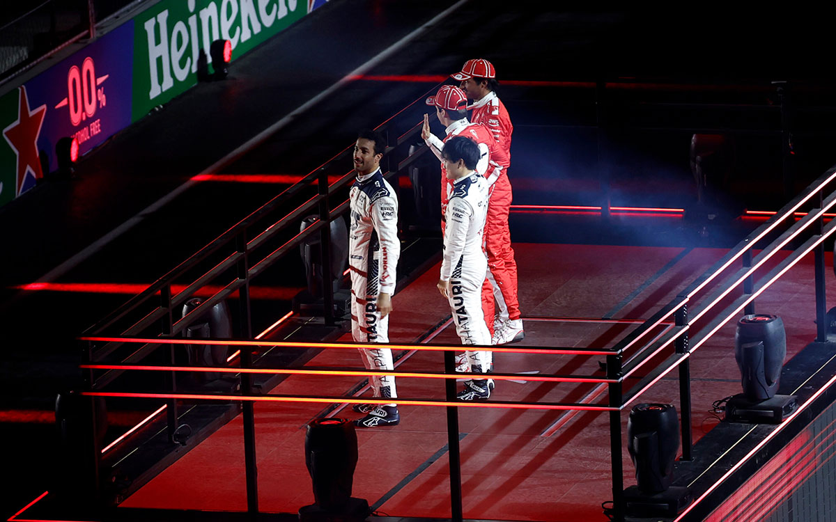 ドライバー紹介の舞台に上がったアルファタウリのダニエル・リカルドと角田裕毅、フェラーリのシャルル・ルクレールとカルロス・サインツ、2023年11月15日F1ラスベガスGPオープニングイベントにて