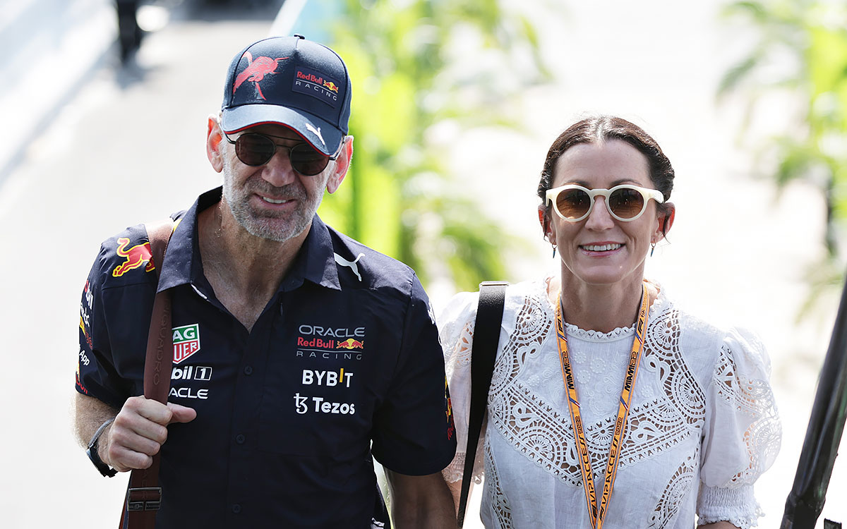 妻アマンダ・スメルチャクと並んでマイアミ・インターナショナル・オートドロームのパドックを歩くエイドリアン・ニューウェイ（レッドブル最高技術責任者）、2022年5月7日(土)F1マイアミGPにて