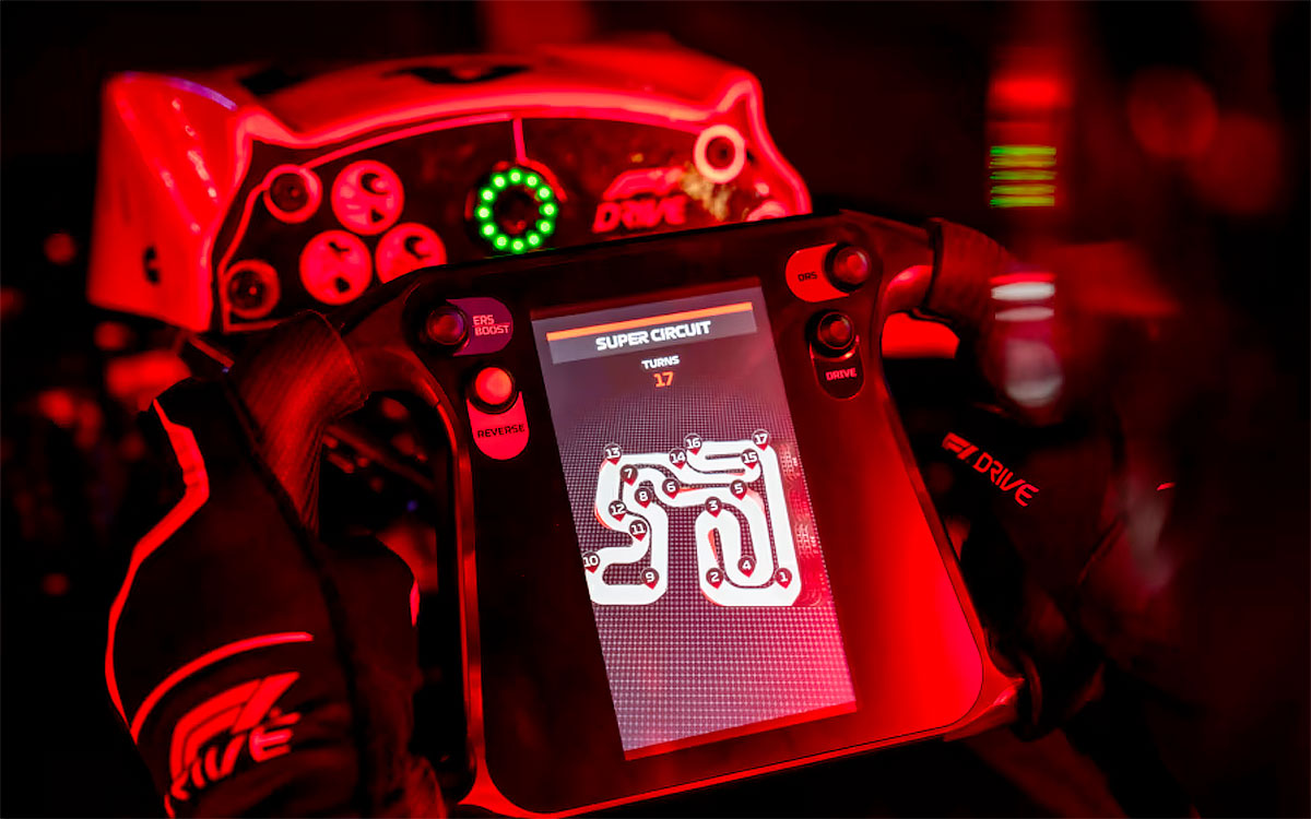 F1公式カート体験施設 「F1 DRIVE – London」に用意されるカートのステアリングに搭載されたLEDディスプレイ
