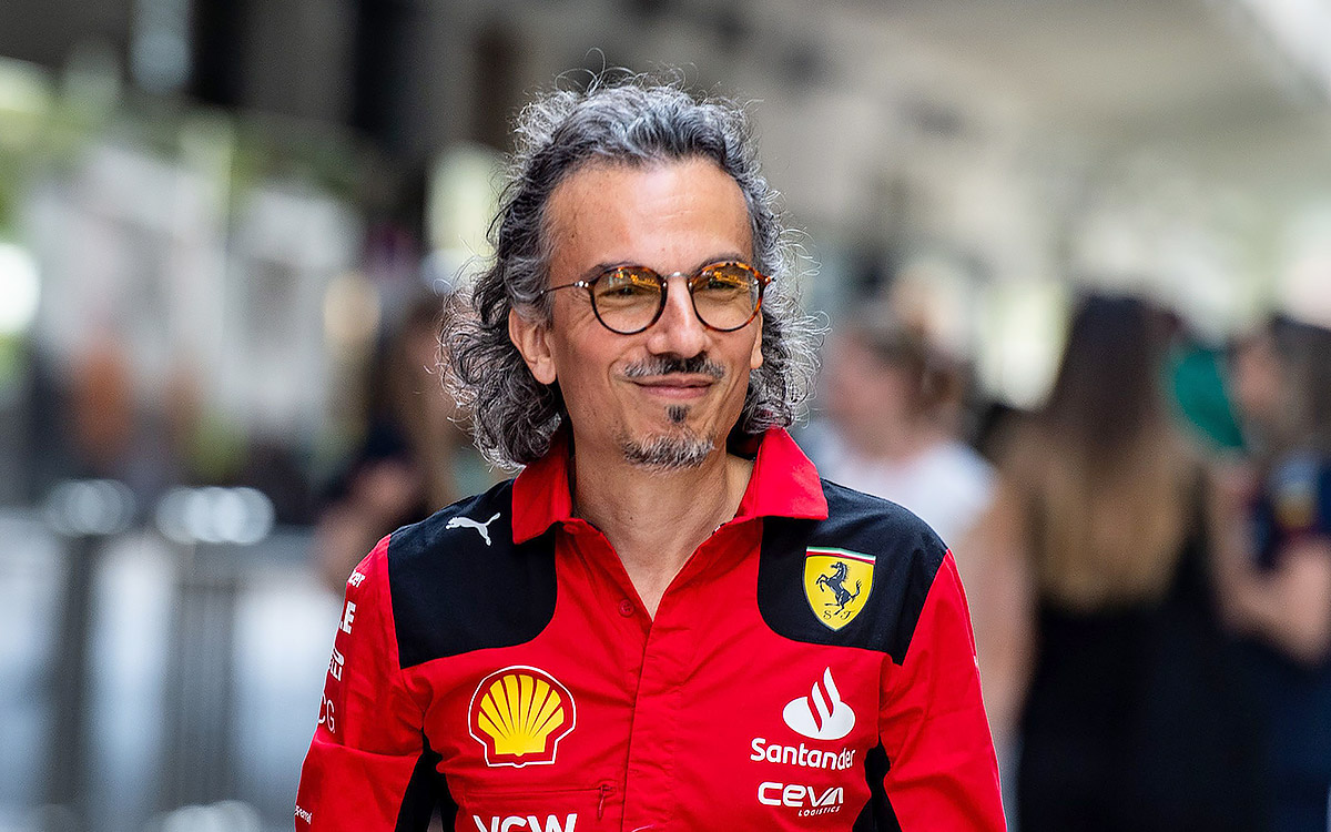 パドックを歩くフェラーリのレーシング・ディレクターを務めるローラン・メキーズ、2022年