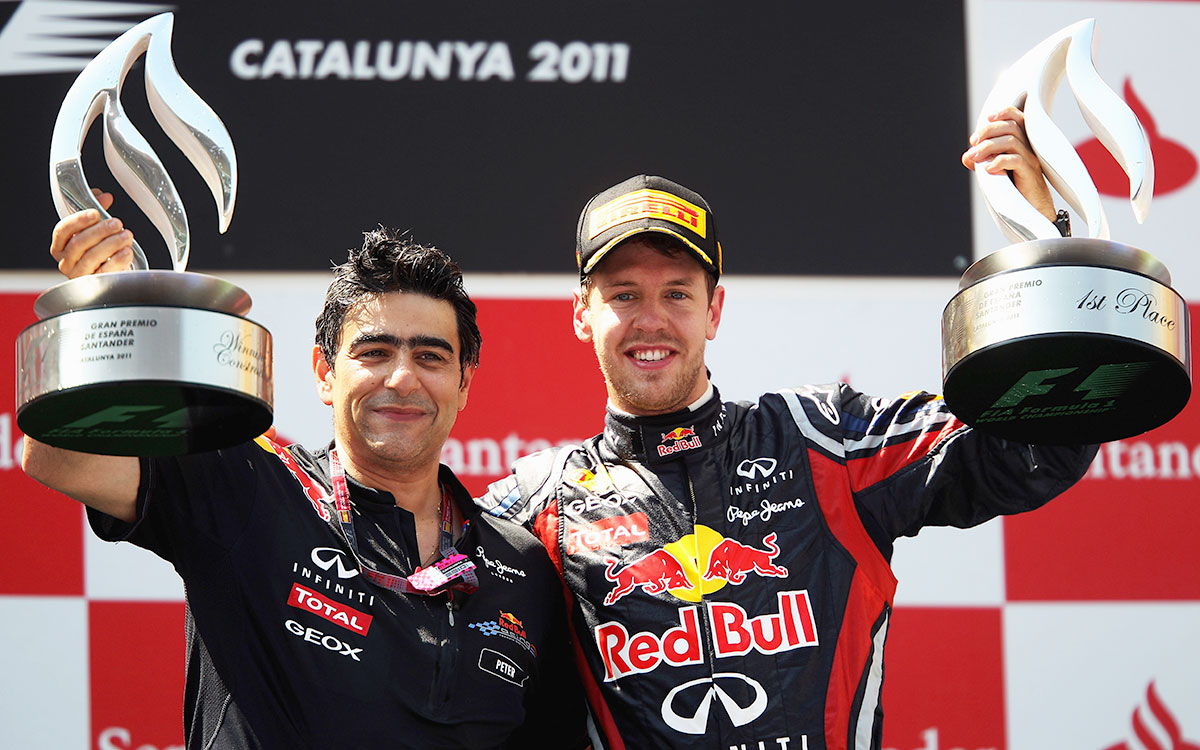 表彰台の上でトロフィーを掲げるレッドブル・レーシングの空力部門責任者のピータープロドロモウとセバスチャン・ベッテル、2011年5月22日(日) F1スペインGP（カタロニア・サーキット）
