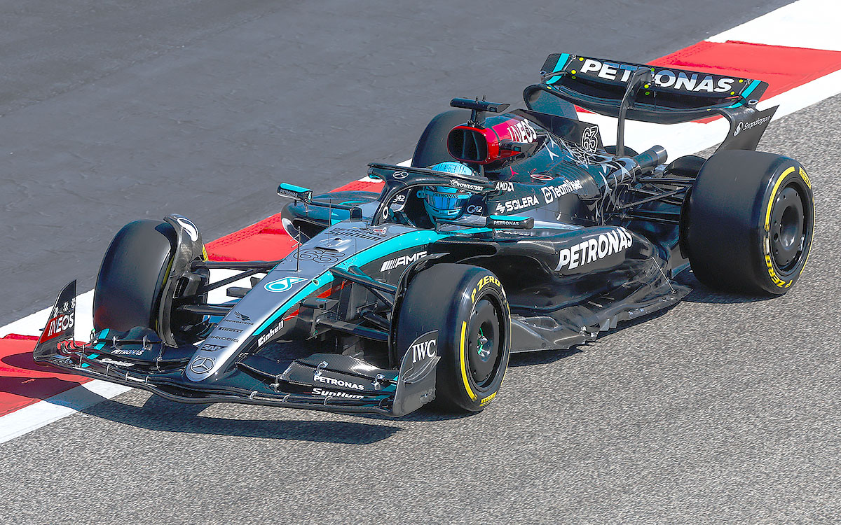 ジョージ・ラッセルがドライブするメルセデス「W15」の上面写真、2024年2月21日F1プレシーズンテスト初日バーレーン・インターナショナル・サーキット